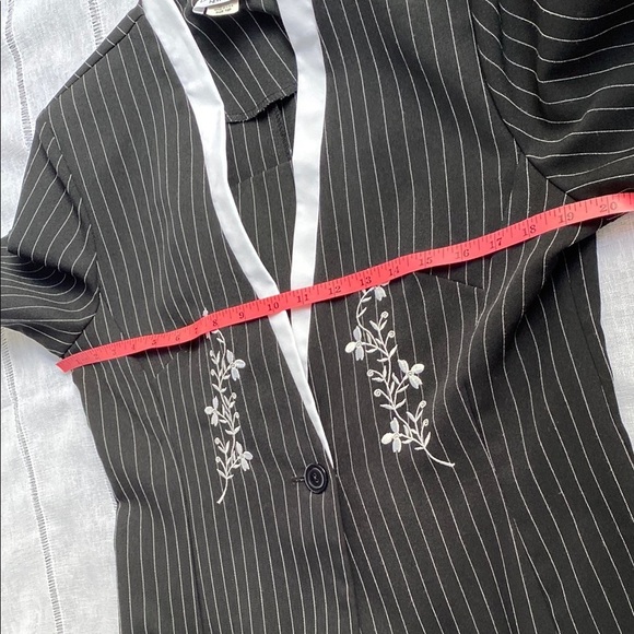Dress Savvy Vintage Black Pinstripe Blazer with White Floral Detail - Picture 11 of 12